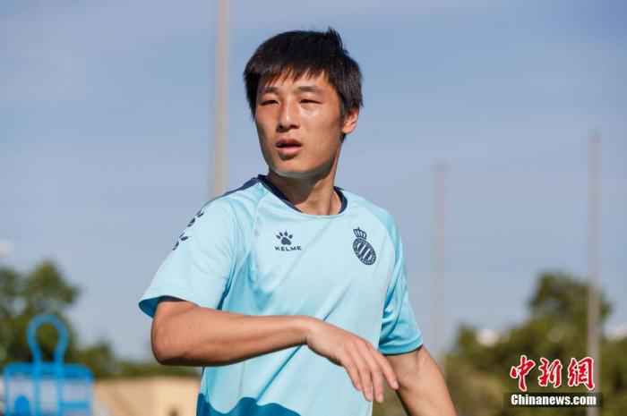 当地时间5月23日,西班牙巴塞罗那,西班牙人训练备战。据悉 ,此前武磊已在个人周记中表示球队已经进入一天两练的节奏。图片来源:视觉中国 再次戳心!武磊降级夜,这个韩国人加盟欧冠劲