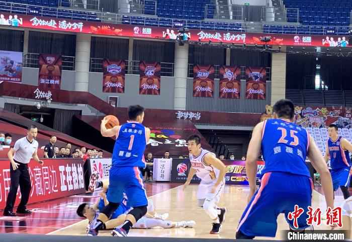 四川男篮的队员虽然奋力追分,但实力差距比较明显。四川男篮供图 四川男篮33分惨败浙江 遭遇5连败