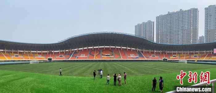 图为大连体育中心体育场内一景。 邓涵竹 摄 探营中超联赛大连赛区场馆:防疫比赛两不误