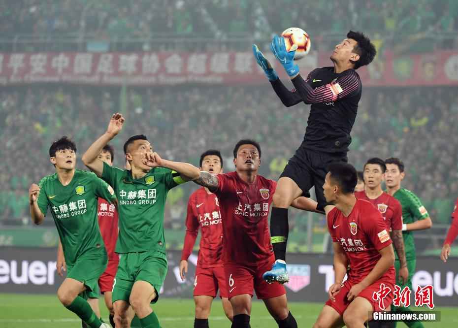 资料图:2019年10月19日晚,中超联赛北京中赫国安(绿衣)主场0比2不敌上海上港队。上海上港队守门员颜骏凌表现神勇。中新社记者 毛建军 摄 媒体防疫不松劲!一文读懂《中超媒体防疫指南