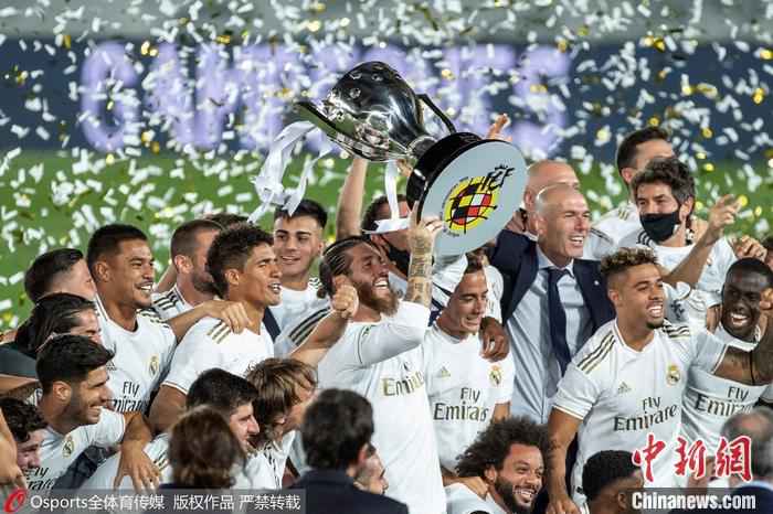 皇马队长拉莫斯捧起西甲冠军奖杯 图片来源：Osports全体育图片社