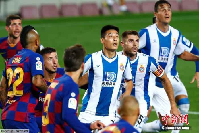 北京时间7月9日4:00,西甲第35轮巴塞罗那主场迎战西班牙人。上半时双方均无建树,下半时法蒂、洛萨诺染红,双方10打10,苏亚雷斯先拔头筹,85分钟武磊替补出场。最终,巴萨1-0送西班牙人提前3轮降级。图为武磊替补出场。 武磊发长文,再次重申将为重返顶级联赛而努力