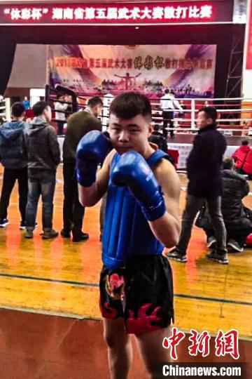 武警训练场上的“列兵教练员”：从散打冠军到