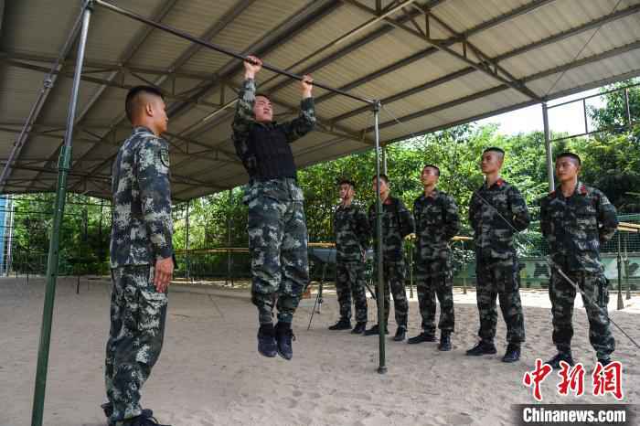 武警训练场上的“列兵教练员”：从散打冠军到