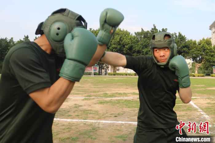 武警训练场上的“列兵教练员”：从散打冠军到