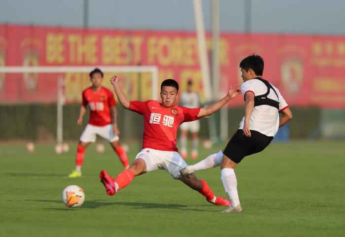 王世龙。恒大足校供图。 恒大俱乐部颁最严限薪令 足校培养球员封顶年薪