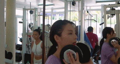 张雨绮在健身房运动。 乘风破浪的姐姐们火了,她们逆龄生长的秘诀竟
