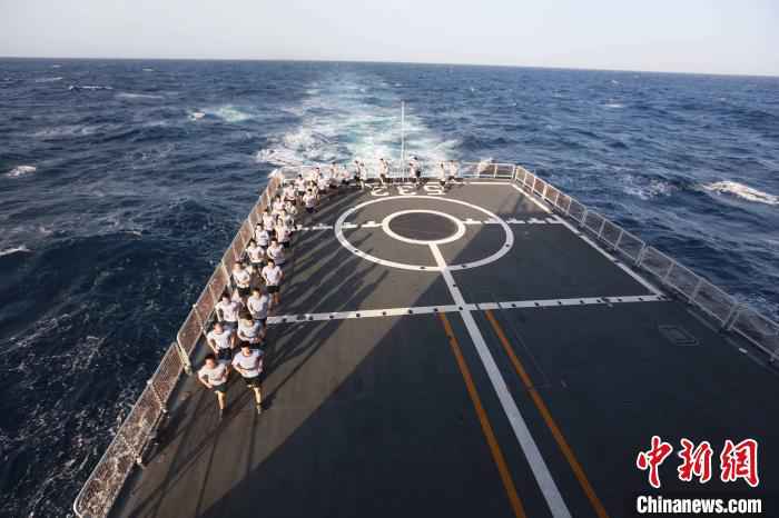 海军第35批护航编队开展群众性体能训练侧记