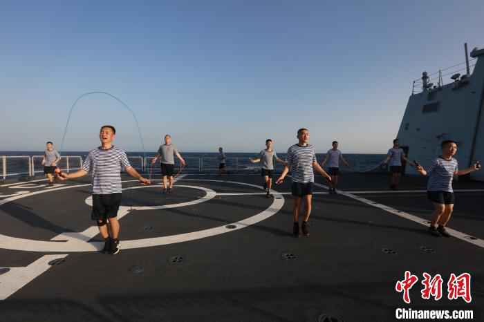 海军第35批护航编队开展群众性体能训练侧记