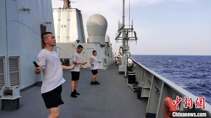 海军第35批护航编队开展群众性体能训练侧记
