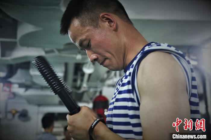 海军第35批护航编队开展群众性体能训练侧记