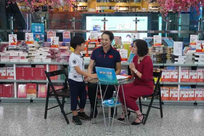 直播现场主持人与陈中及小葡萄互动。 如何培养儿童运动习惯?陈中偕子亮相健身科普