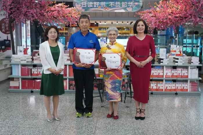 赵月华副社长为嘉宾颁发聘书 如何培养儿童运动习惯?陈中偕子亮相健身科普