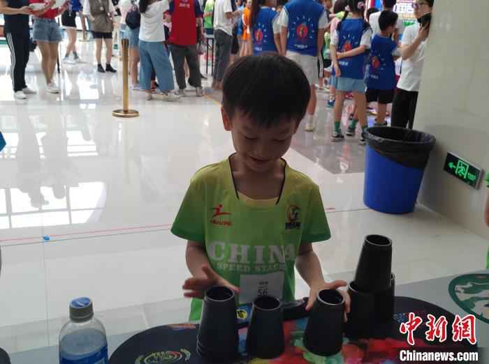 小选手赛前练手。 杨伏山 摄 逾百名好手厦门角逐WSSA2020竞技叠杯运动中国公开