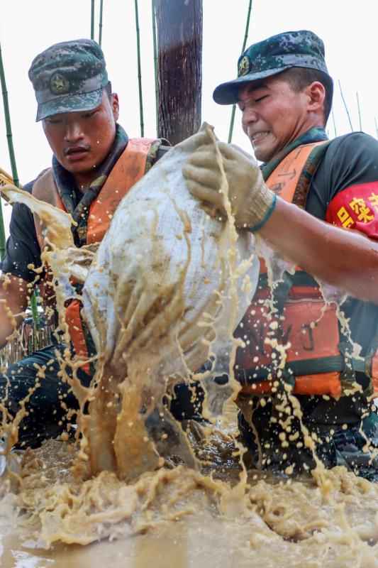 当小学教室住满抗洪“兵哥哥”，画风突变