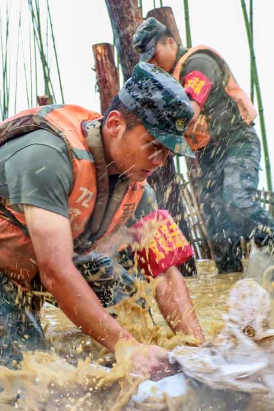 当小学教室住满抗洪“兵哥哥”，画风突变