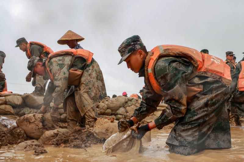 当小学教室住满抗洪“兵哥哥”，画风突变