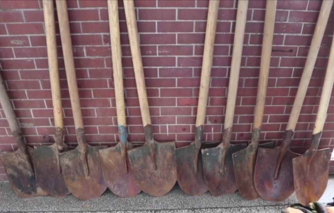 当小学教室住满抗洪“兵哥哥”，画风突变