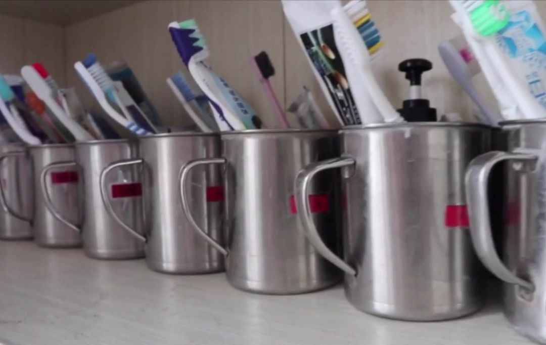 当小学教室住满抗洪“兵哥哥”，画风突变