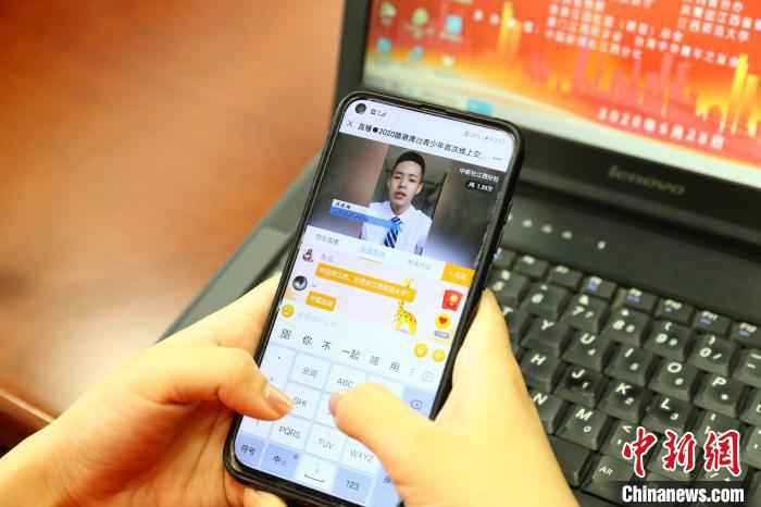 受疫情因素影响,今年第五届赣港澳台青少年交流活动首次采用线上交流方式开展。 刘占昆 摄 赣港澳台四地青少年首次线上交流:叙友谊 话成