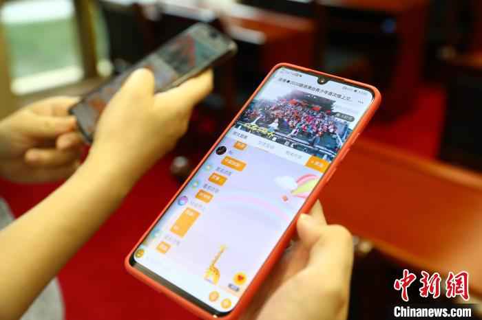 大家通过手机、电脑等方式参与线上交流活动。 刘占昆 摄 赣港澳台四地青少年首次线上交流:叙友谊 话成