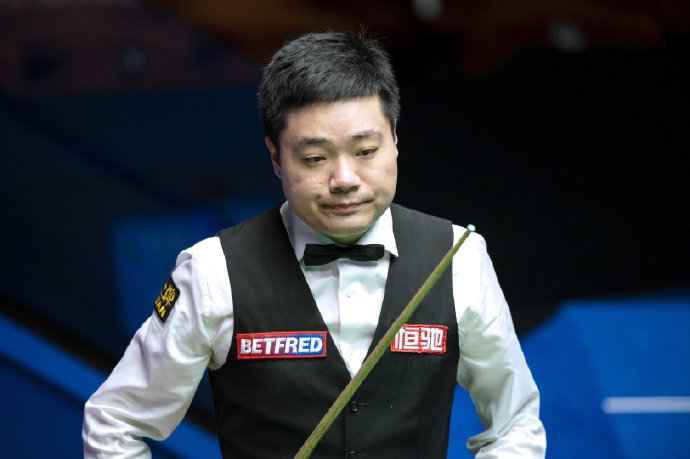 丁俊晖在比赛中。 图片来源:Benjamin Mole/WST 第17次折戟世锦赛,“逆行英伦”的丁俊晖还有梦