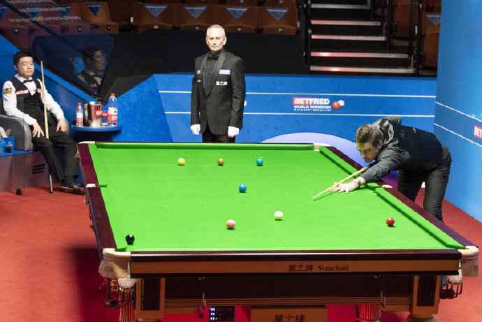 丁俊晖与奥沙利文比赛现场。 图片来源:Benjamin Mole/WST 第17次折戟世锦赛,“逆行英伦”的丁俊晖还有梦