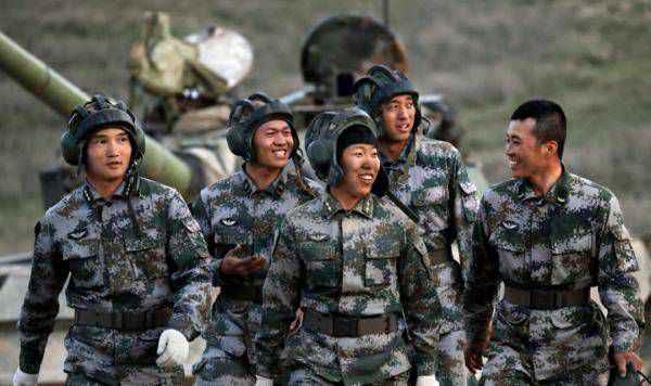 又美又飒！开坦克的“花木兰”，男兵连的女指