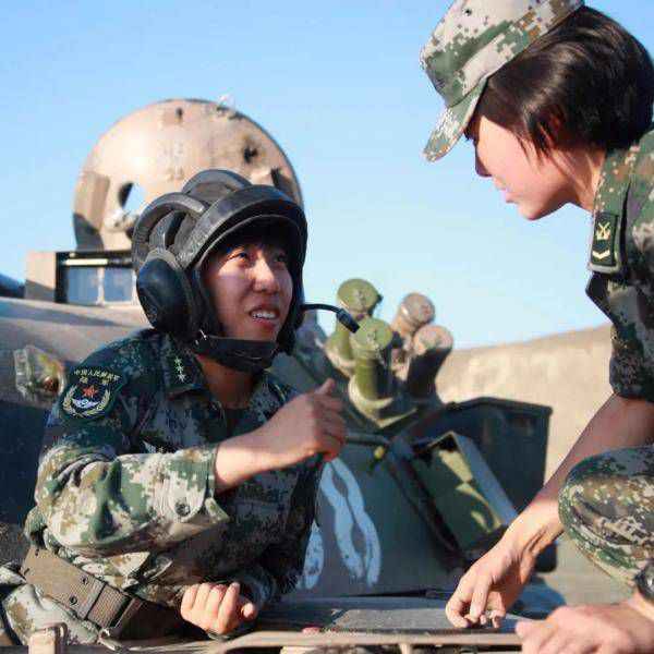 又美又飒！开坦克的“花木兰”，男兵连的女指