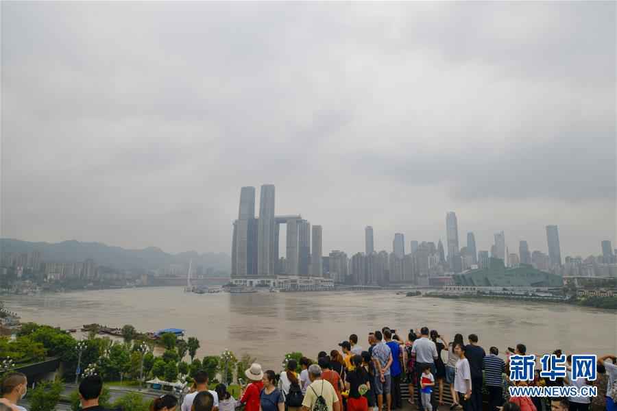 救援，在被洪水漫过的街巷之间