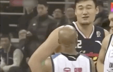 苏伟与马布里“互相问候”。 “就这?”CBA总决赛首战,为何引马布里公开吐