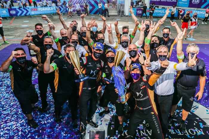 冠军典礼现场。盛力世家供图 中国DS钛麒车队蝉联FE电动方程式车队车手总冠军