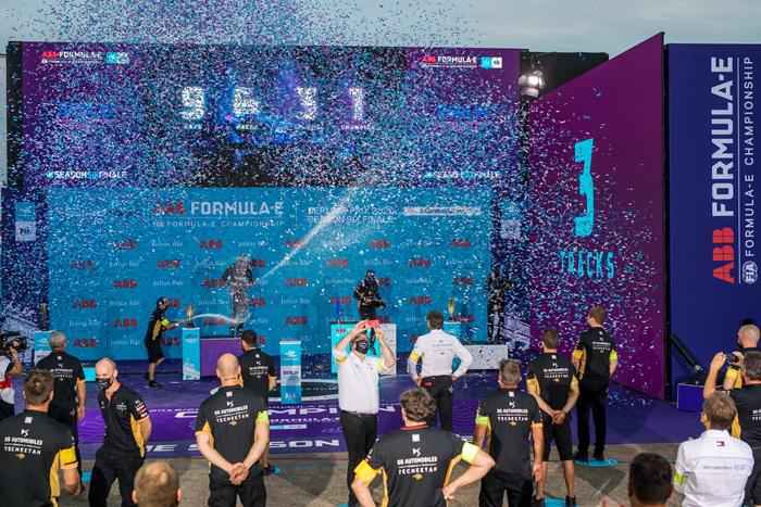 冠军典礼现场。盛力世家供图 中国DS钛麒车队蝉联FE电动方程式车队车手总冠军