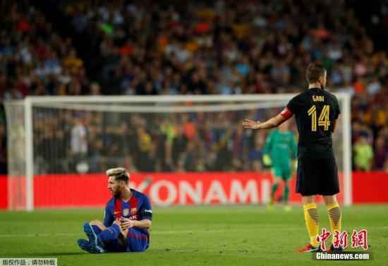 资料图:梅西(左)。 2:8!欧冠耻辱夜过后,梅西在巴萨的日子快到头