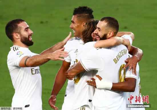 北京时间17日凌晨,西甲赛场上皇家马德里队主场2:1击败对手比利亚雷亚尔队,提前一轮夺得西甲联赛冠军。赛后皇马队长拉莫斯高高地举起了西甲冠军奖杯。图为比赛中皇马球员庆祝进球。 2:8!欧冠耻辱夜过后,梅西在巴萨的日子快到头