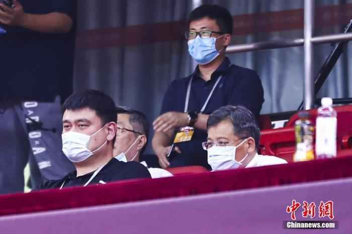 资料图:姚明观战复赛后的CBA。图片来源:视觉中国 CBA这特殊一季:中国篮球不负望,低谷中的强心