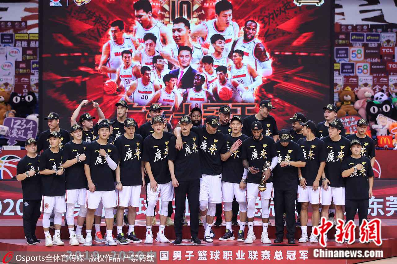 广东队员全力以赴拿下队史第十冠!图片来源:Osports全体育图片社 广东男篮成就CBA十冠王!特殊赛季宏远王朝这样