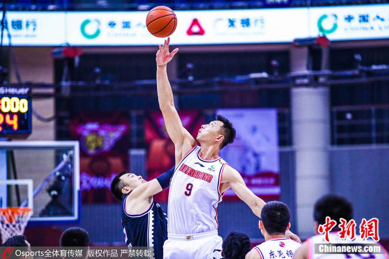 易建联与韩德君跳球。图片来源:Osports全体育图片社 广东男篮成就CBA十冠王!特殊赛季宏远王朝这样