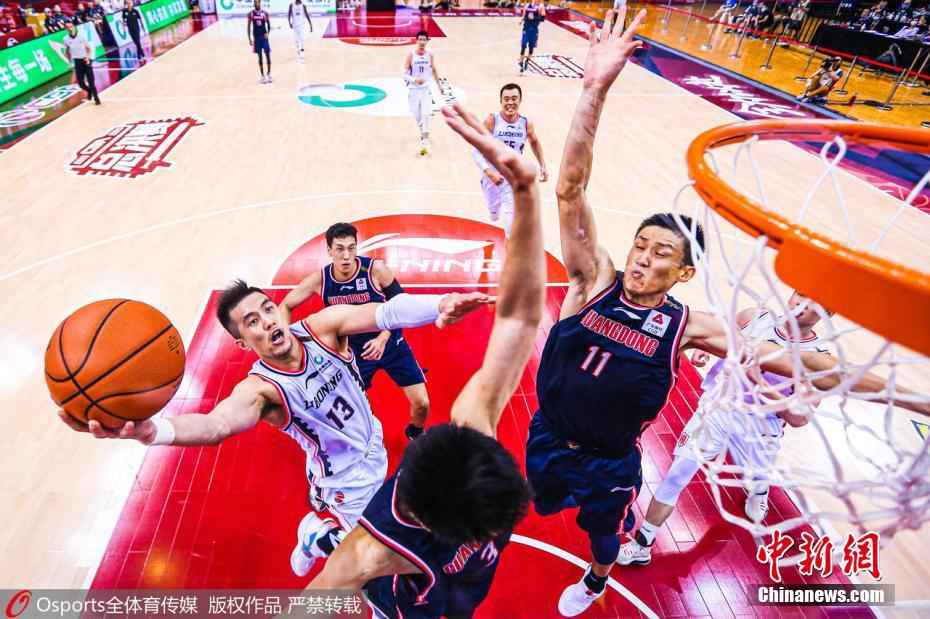 图为辽宁队郭艾伦突破上篮。图片来源:Osports全体育图片社 广东男篮成就CBA十冠王!特殊赛季宏远王朝这样
