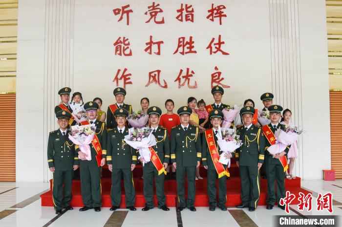 光荣退役：这一刻，家人和战友共同见证