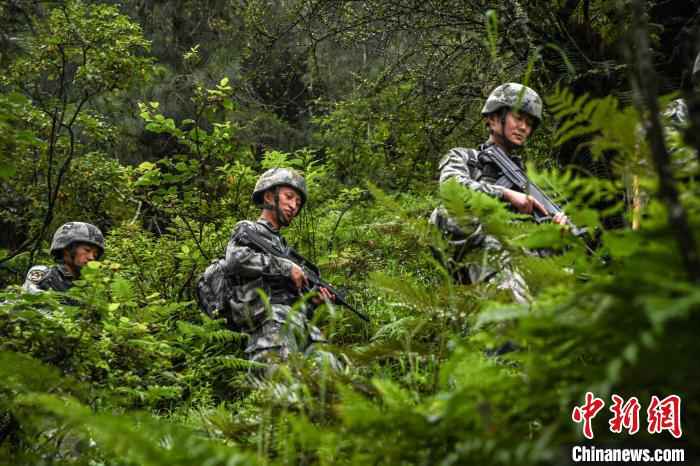 镰刀开路 西藏边防官兵高山密林中巡逻守边