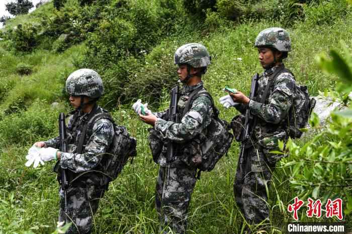 镰刀开路 西藏边防官兵高山密林中巡逻守边