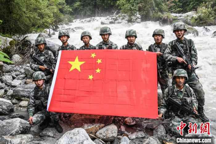 镰刀开路 西藏边防官兵高山密林中巡逻守边