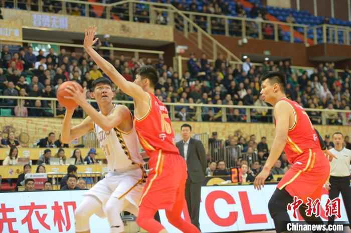 资料图:胡金秋拿球进攻 商泽阳 摄 官方详解CBA球星试训三人篮球:力拼东京 非卸磨