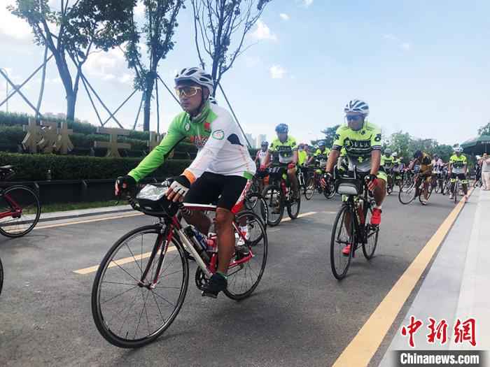 自行车运动爱好者进行“绿色骑行,健康吉林”骑行活动。 郭佳 摄 吉林省自行车运动协会成立 奥运冠军宫金杰任会