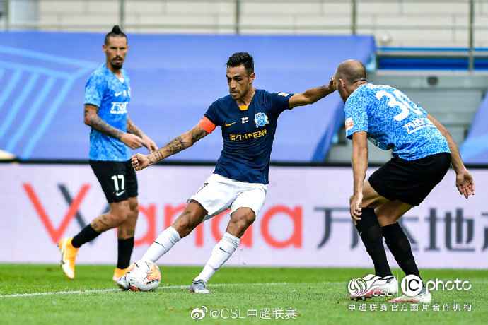 富力(深蓝)1:0击败大连人(浅蓝)。中超联赛/ICphoto官方供图 中超大连赛区第5轮综述:领头羊、副班长双双易