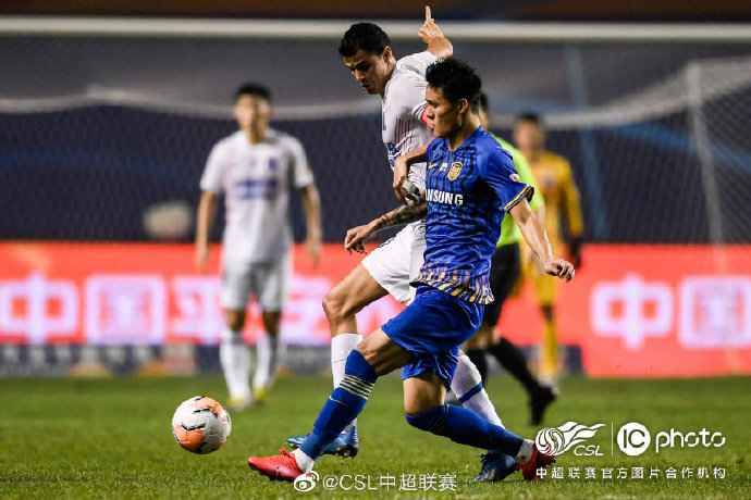 苏宁(蓝)0:1不敌申花(白),让出大连赛区头名的位置。 中超联赛/ICphoto官方供图 中超大连赛区第5轮综述:领头羊、副班长双双易
