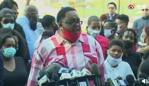 被警察连开7枪的美国黑人父亲发声：凭什么开枪