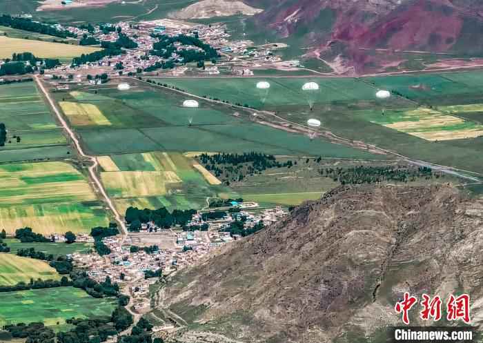 海拔4000米，西藏军区组织成建制伞降训练！