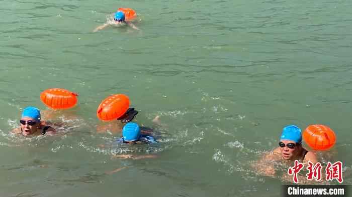 选手们下水角逐。 钱晨菲 摄 “夏日冬泳”百城挑战赛杭州开赛 805名“浪里白